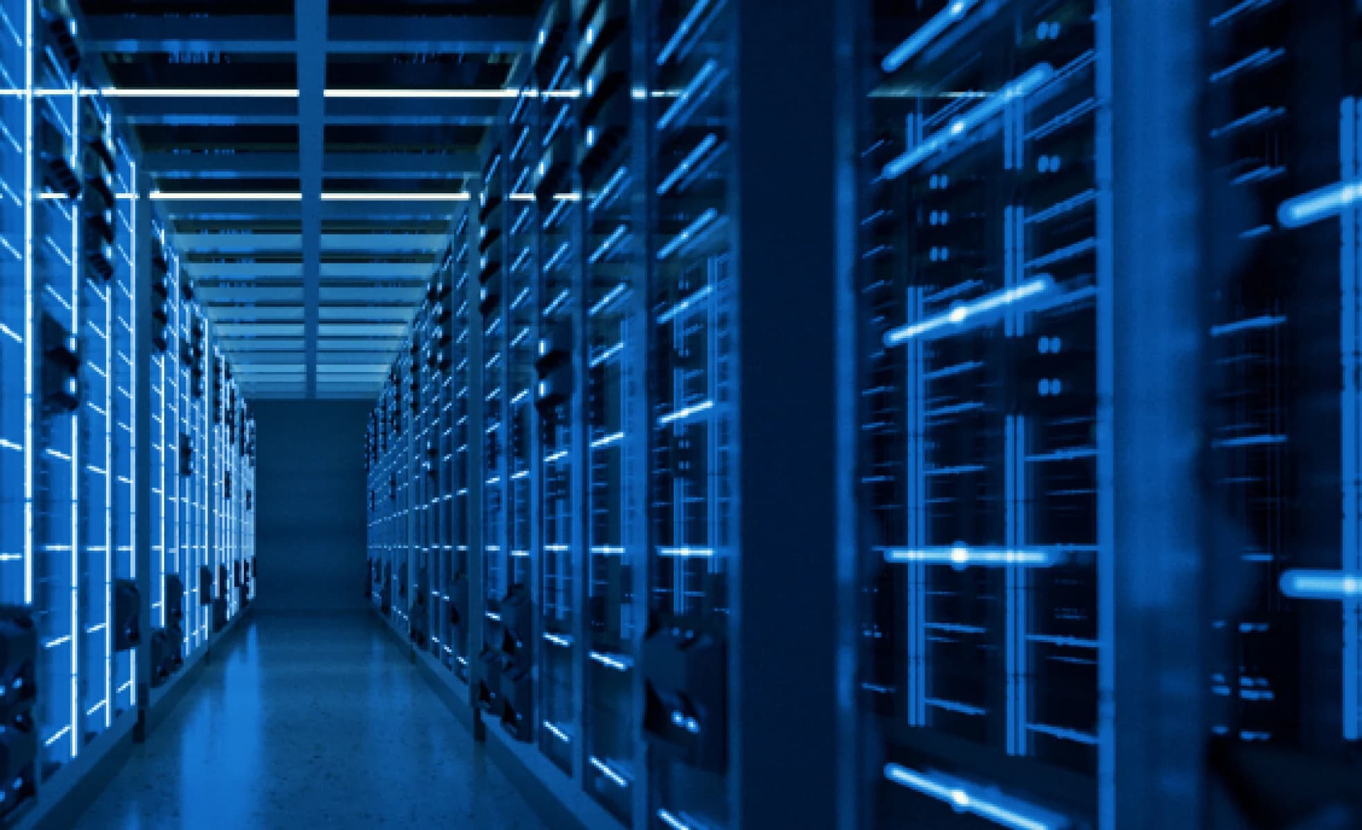 Serverruimte van een datacenter met blauwe belichting