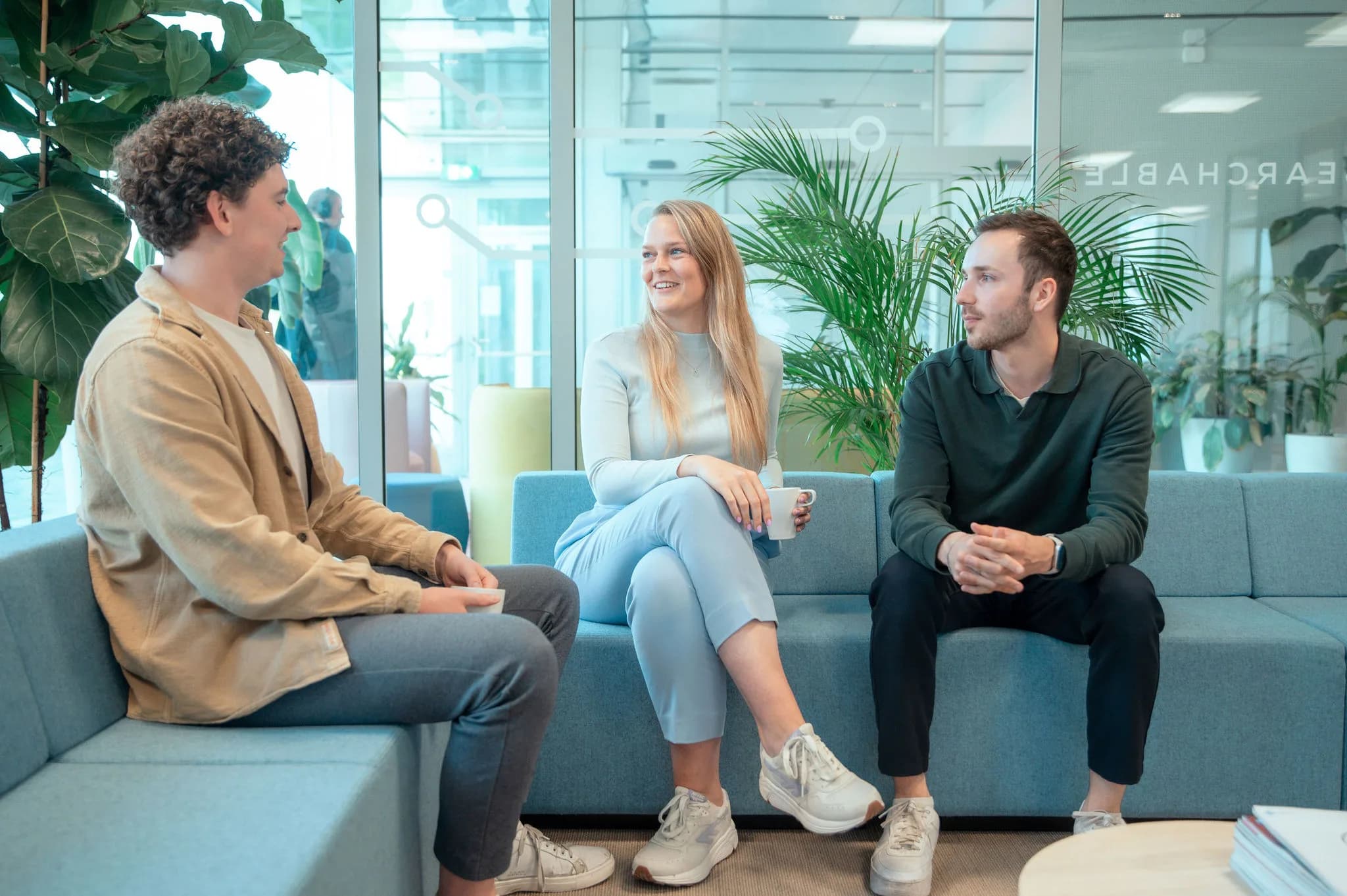 Researchable-adviseurs in gesprek met een partner