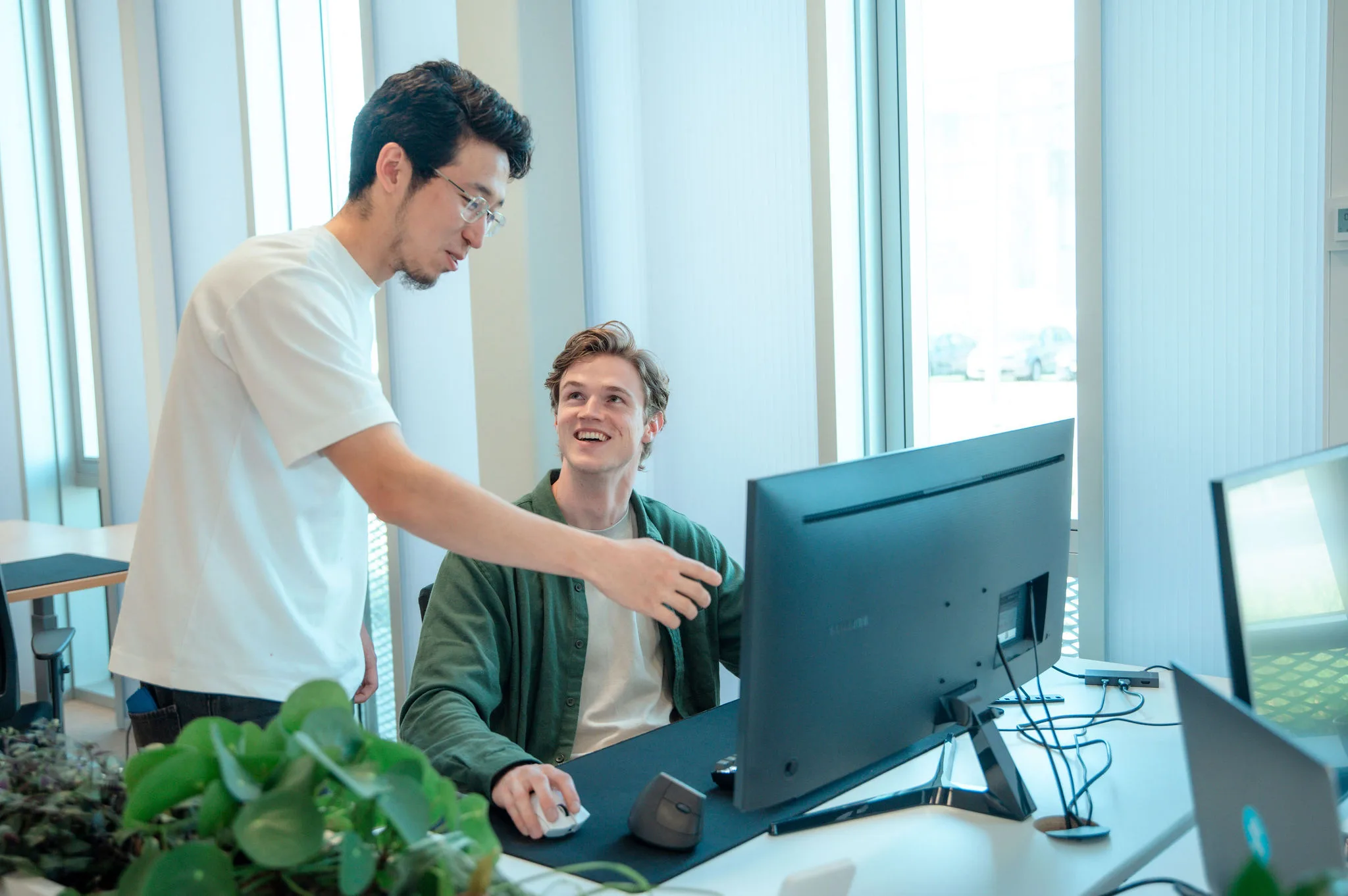 Researchable-engineers doen aan pair programming en delen kennis achter het scherm