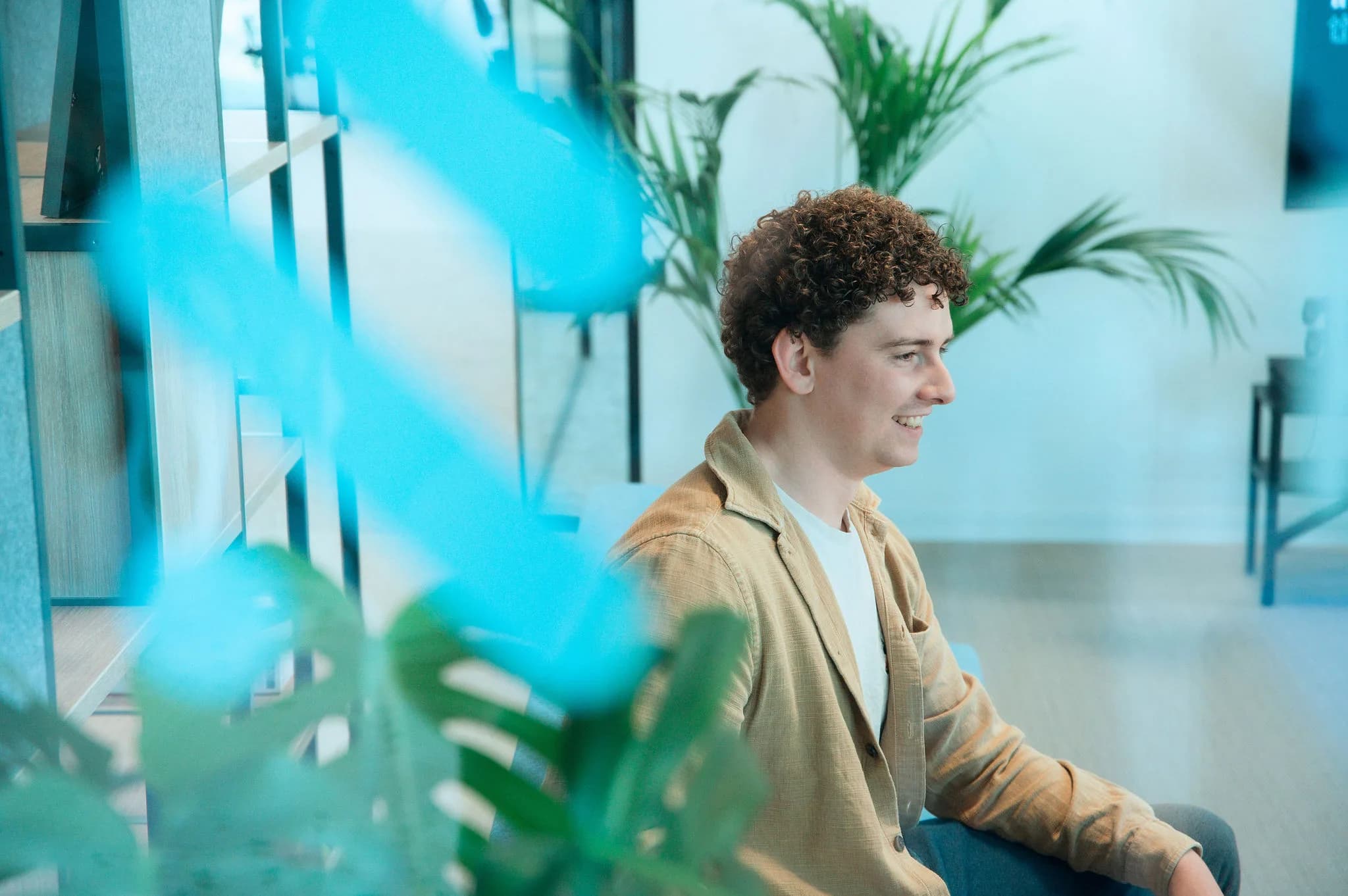 Collega in de kantoortuin
