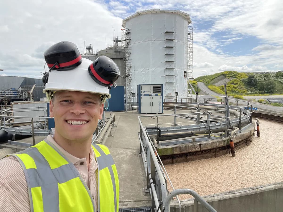 Researchable-engineer met helm en hesje bij een procesinstallatie op locatie