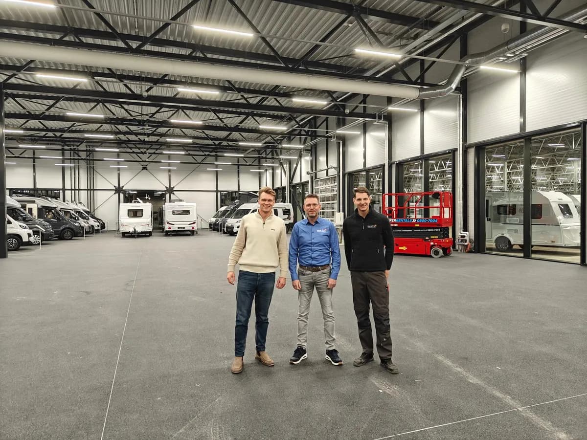 Researchable-engineers op locatie in de bedrijfshal van een partner