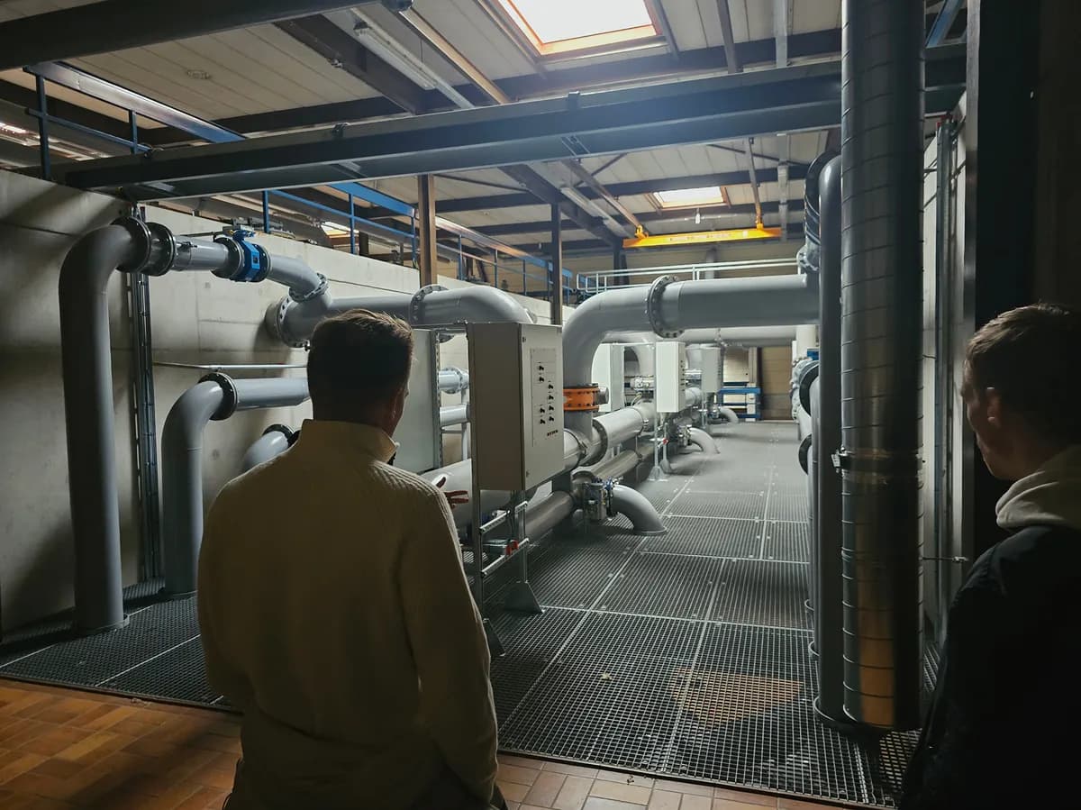 Twee Researchable-engineers bekijken een installatie bij een partner