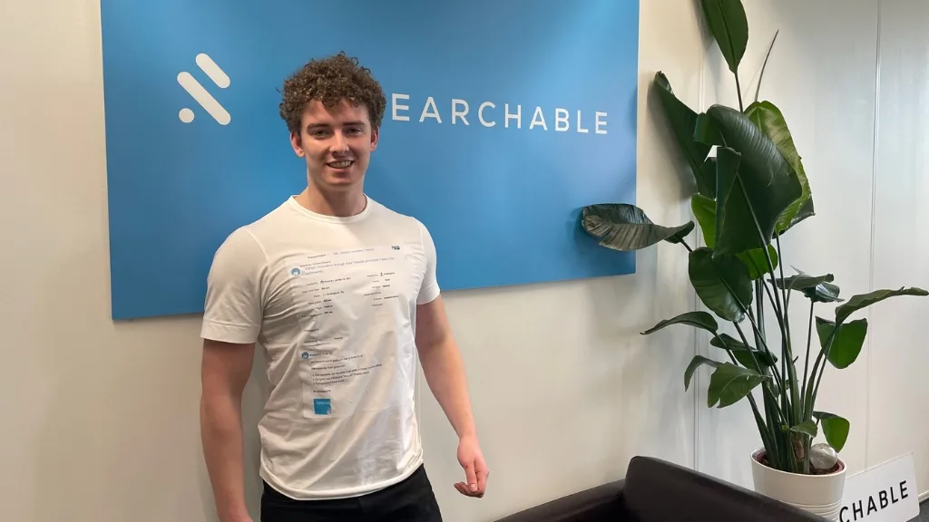 Onderzoeker Max staat lachend voor de Researchable-logowand, beeld bij data science om nierfalen na transplantatie te voorspellen