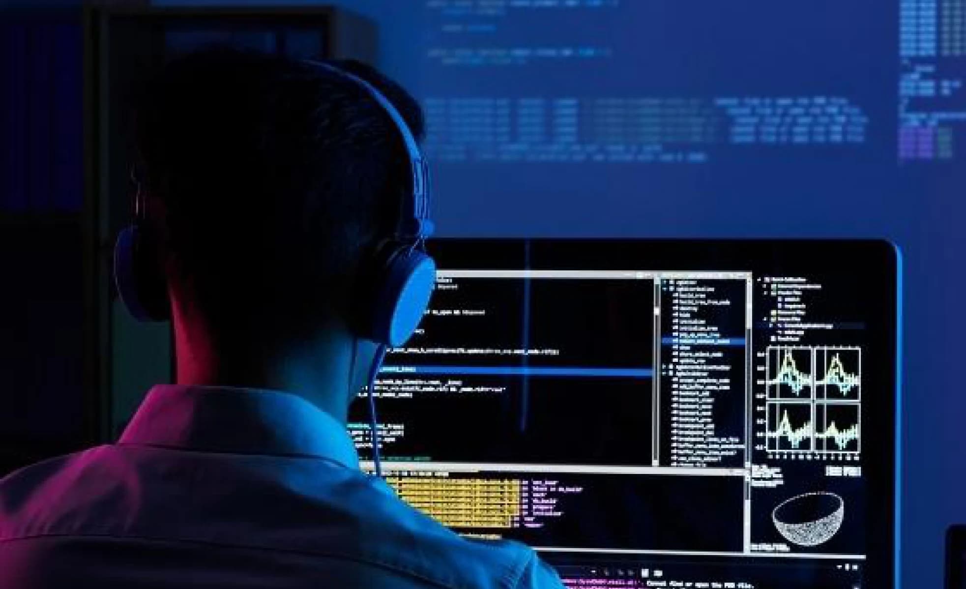 Silhouet van een persoon die door een installatie van turquoise lichtstrengen loopt, abstracte verbeelding van gekoppelde microservices